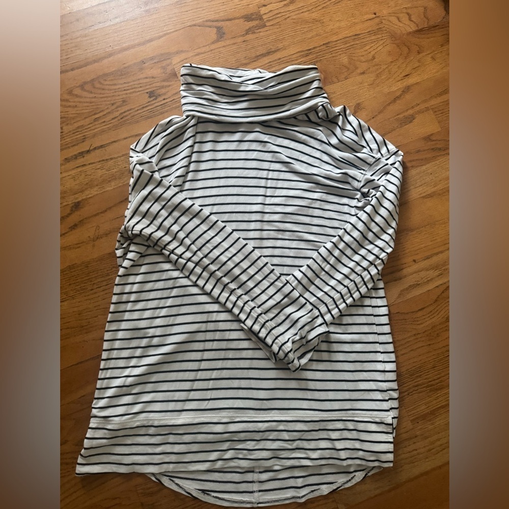 Liz Claiborne Black and White Striped Long Sleeve Top. Cowl Turtleneck sz L
